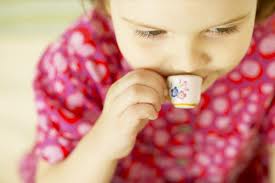 Criança tomando chá