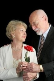 casal romântico em bodas de 50 anos e flor
