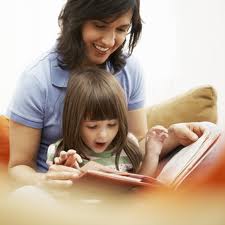 mãe lendo livro com filha