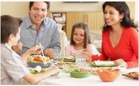 Familia conversando na mesa de jantar