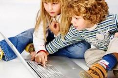 crianças acessando a internet
