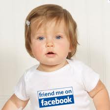 criança com camiseta do facebook